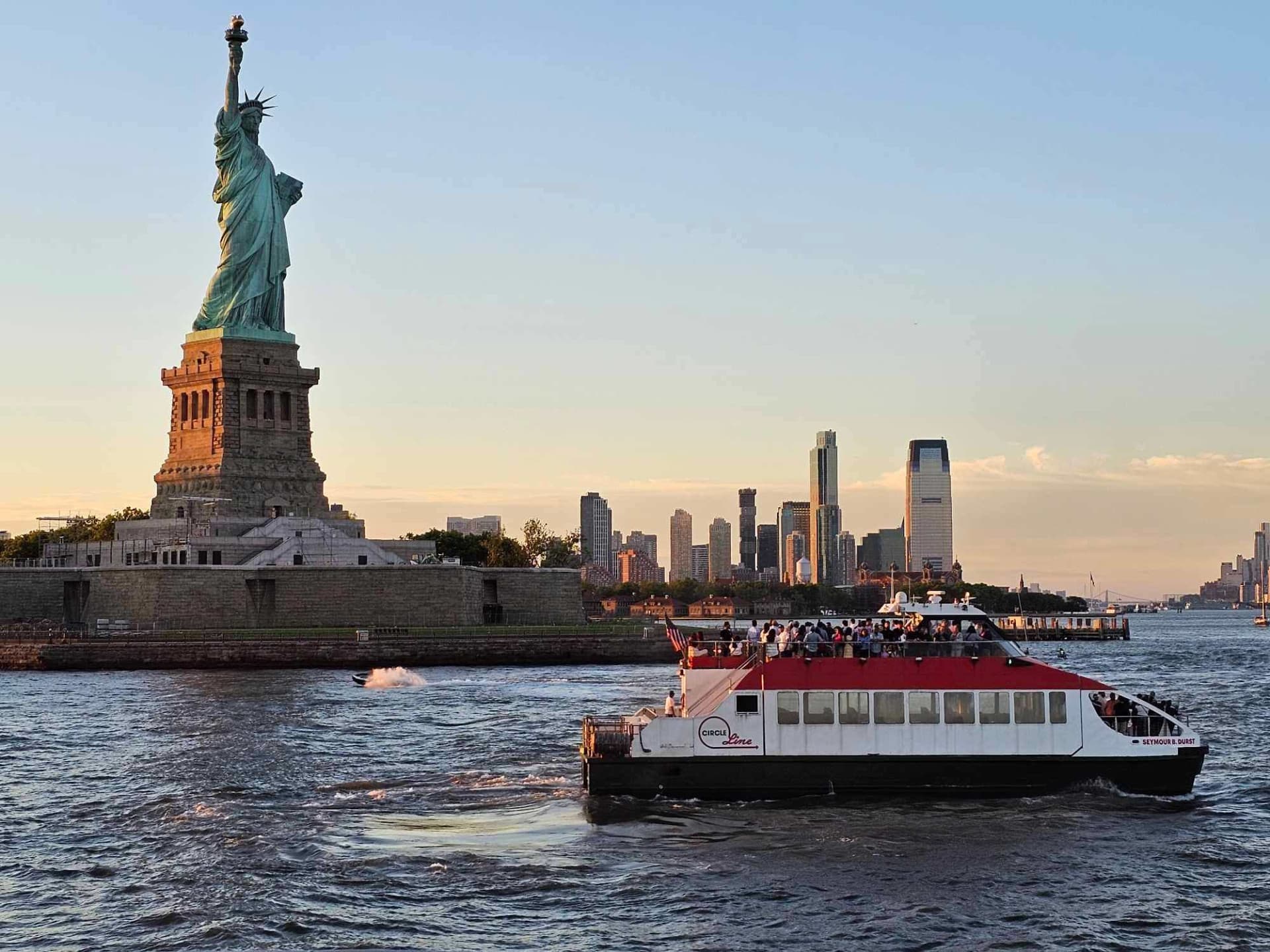 Circle Line Downtown "Liberty Sunset" Evening Cruise (1.5 hours): Reserved Straight-to-Board Ticket - image 2